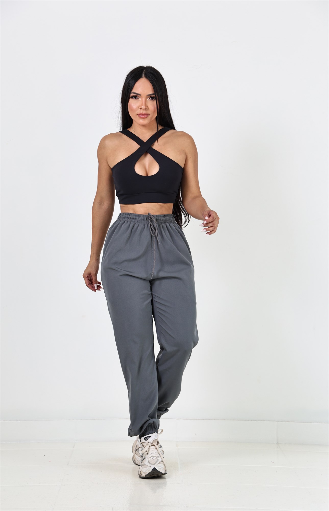 Calça jogger feminina cinza-escuro, foto de estúdio