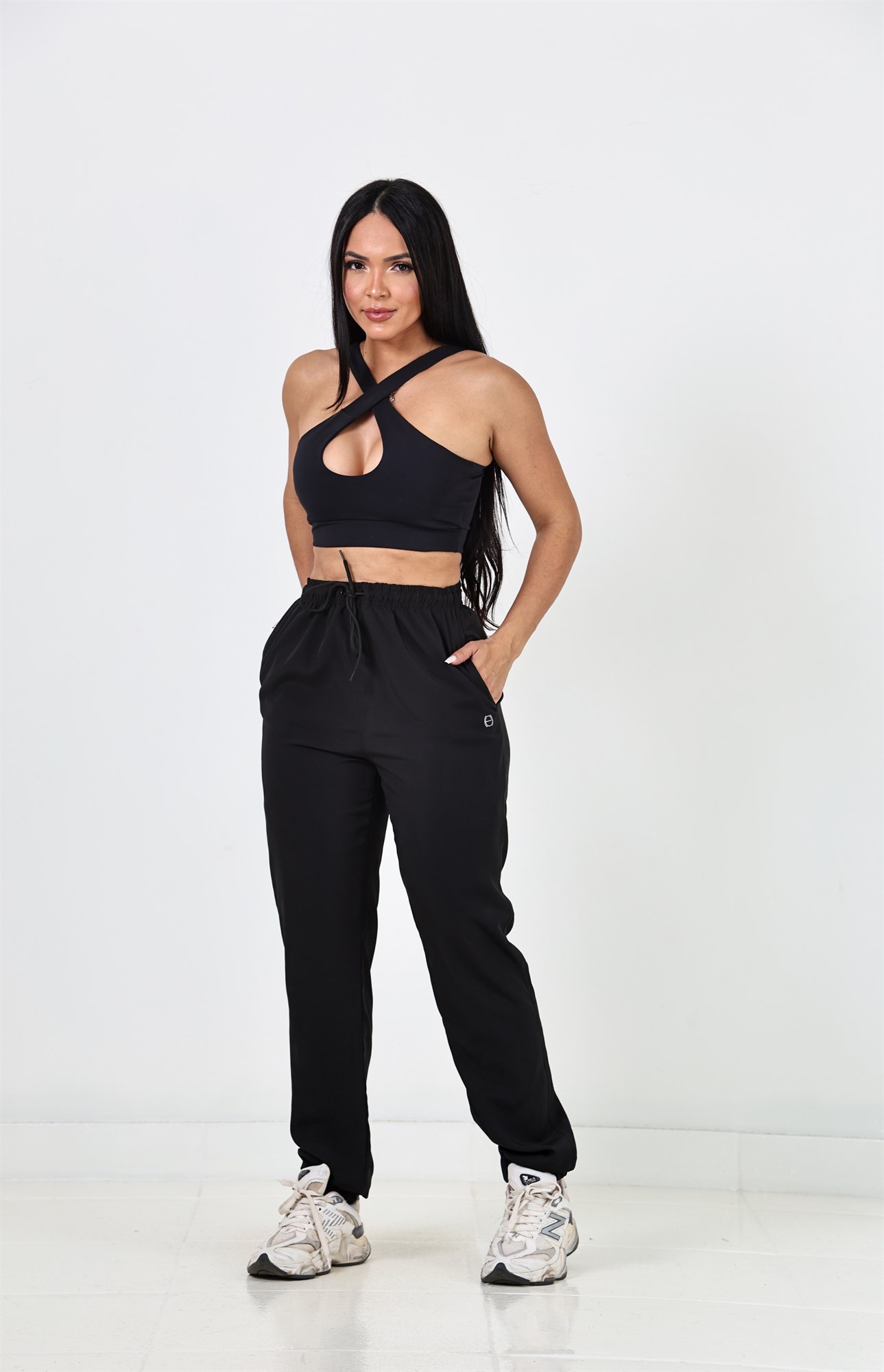Modelo usando a calça jogger preta da OHEMM, foto de estúdio