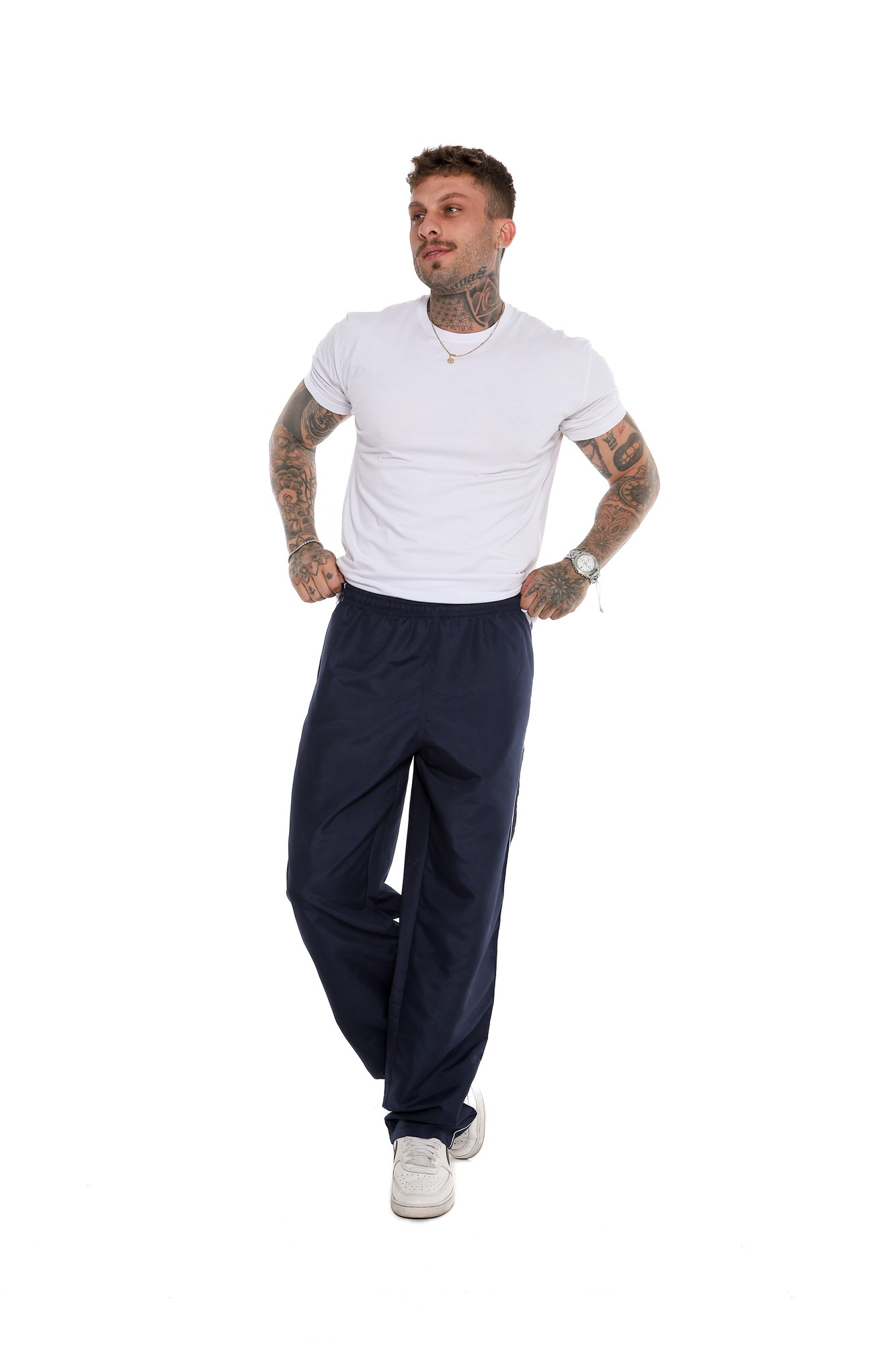 Calça tactel masculina azul-marinho de barra reta, foto de estúdio