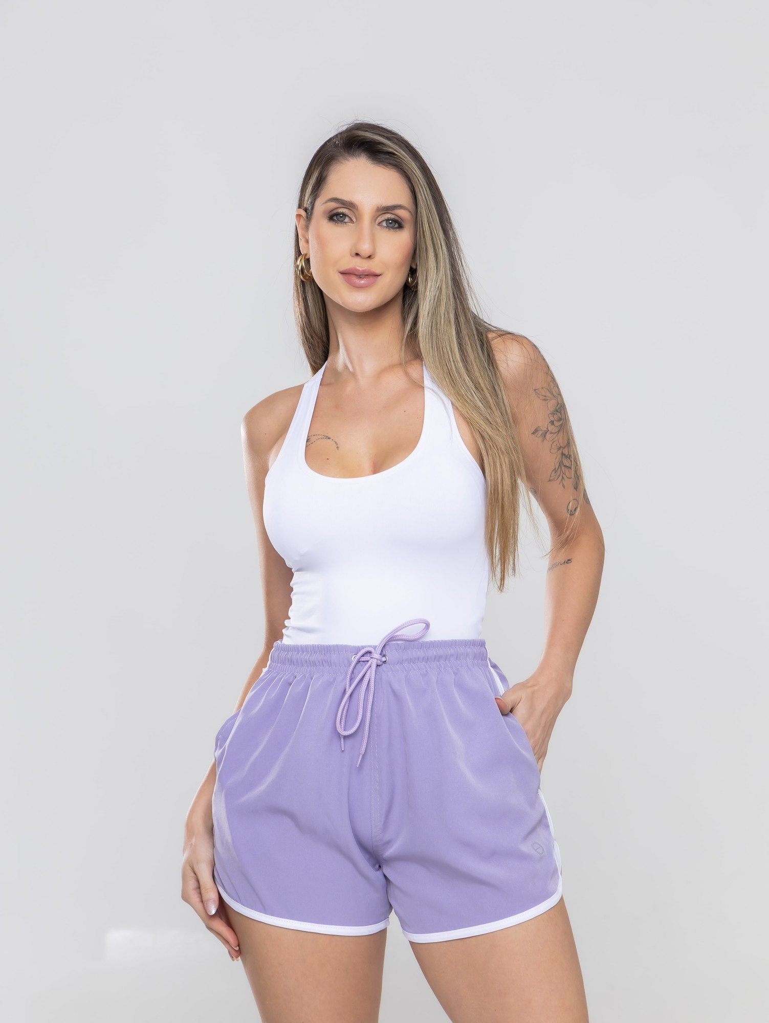 Shorts feminino lilás com detalhe branco, foto de estúdio